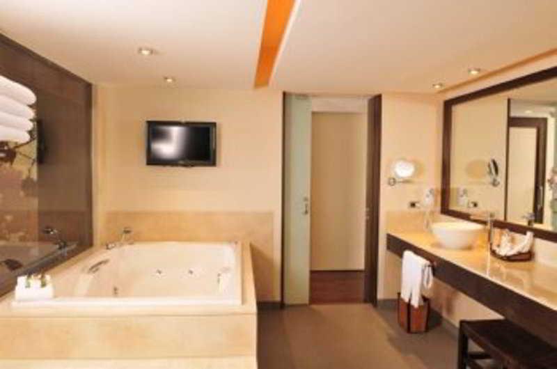 Hotel Dreams De Los Volcanes Puerto Varas Habitación foto
